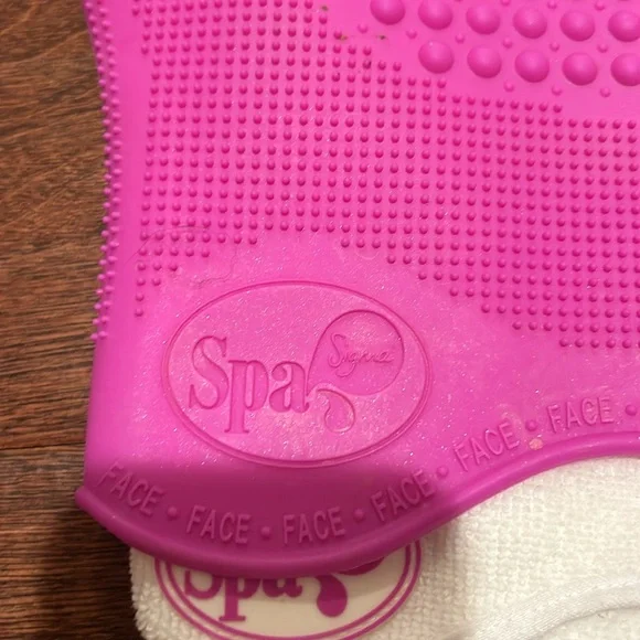 Sigma Makeup Brush Cleaner Glove - Picture 12 of 12